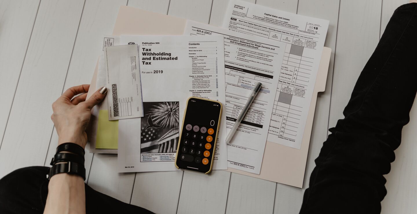 Formuesskatt gir to uheldige vridninger, og derfor er samfunnsøkonomer internasjonalt gjerne skeptiske til formuesskatt, skriver artikkelforfatterne. Her illustrert ved en dame som holder på med skattepapirer. (Foto: Kelly Sikkema, Unsplash.com)