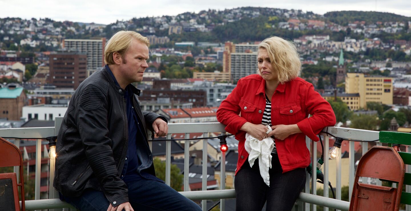 Det er blitt billigere å se, men dyrere å produsere film. Her vist ved NRK produksjonen En natt med Anders Baasmo Christiansen og MyAnna Buring(Foto: ViaFilm NRK). 