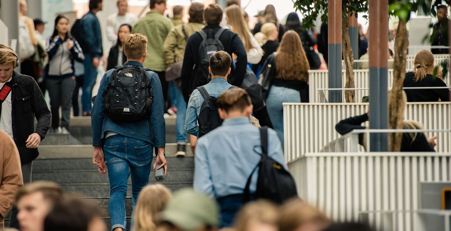 Studenter som går mot hovedinngangen ved campus Oslo