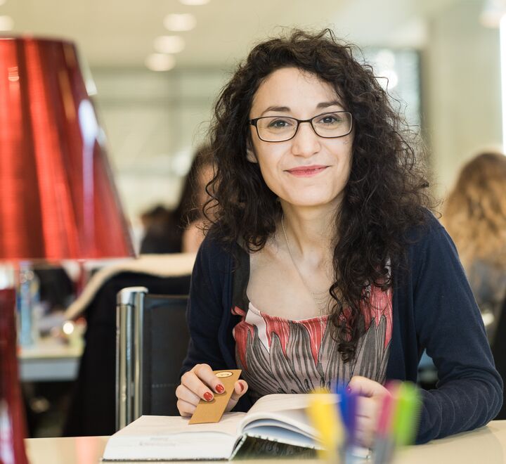 Smilende kvinnelig student