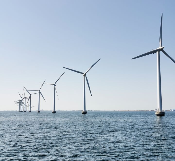 Det er bare på havet vi har vindressurser nok til at det har noen betydning for Europas behov for fornybar energi, skriver artikkelforfatterne (bilde av vindmøller til havs).