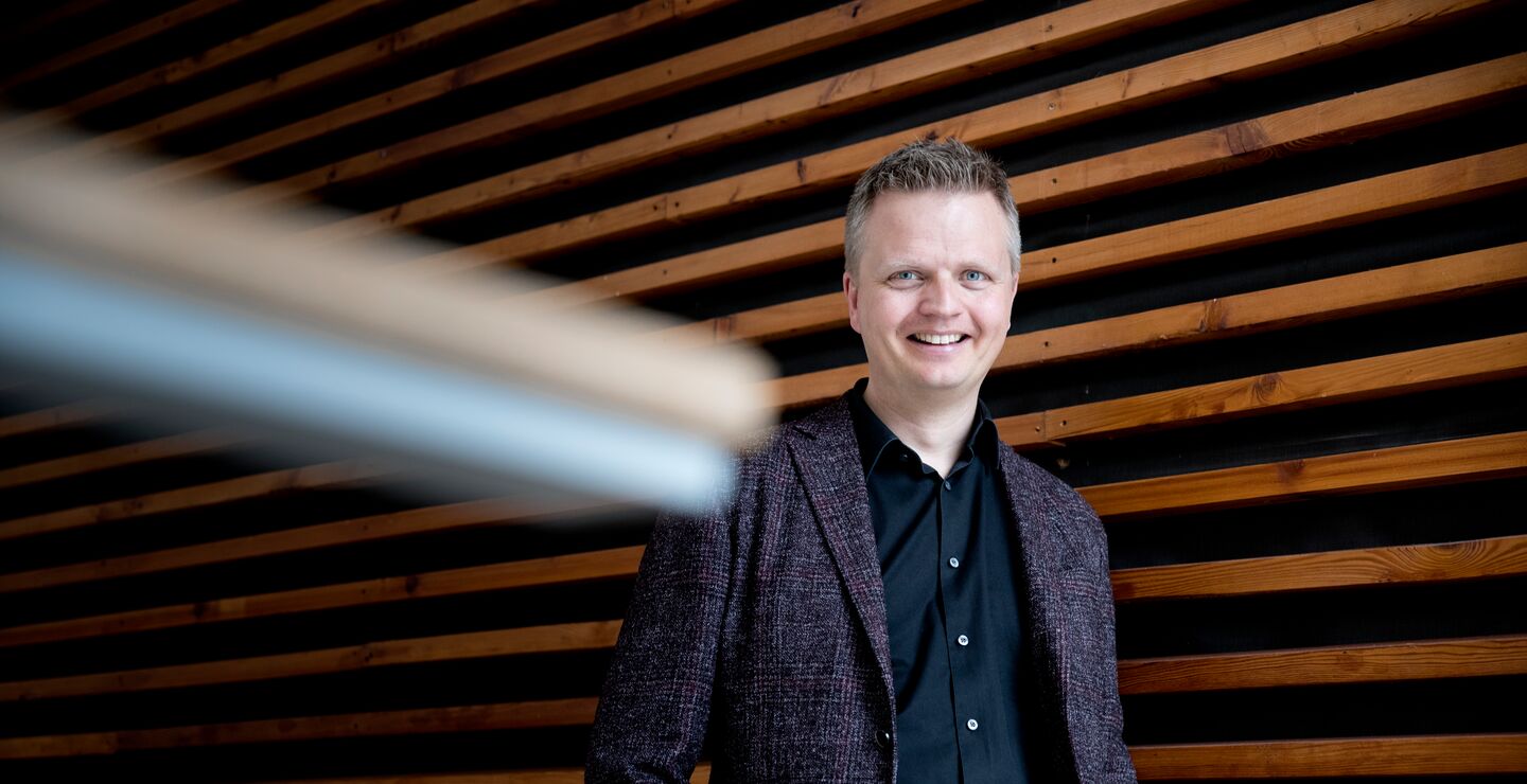 Vegard Kolbjørnsrud (bildet) gir deg råd om hva ledere og virksomheter bør gjøre for å gripe mulighetene som kunstig intelligens åpner for.