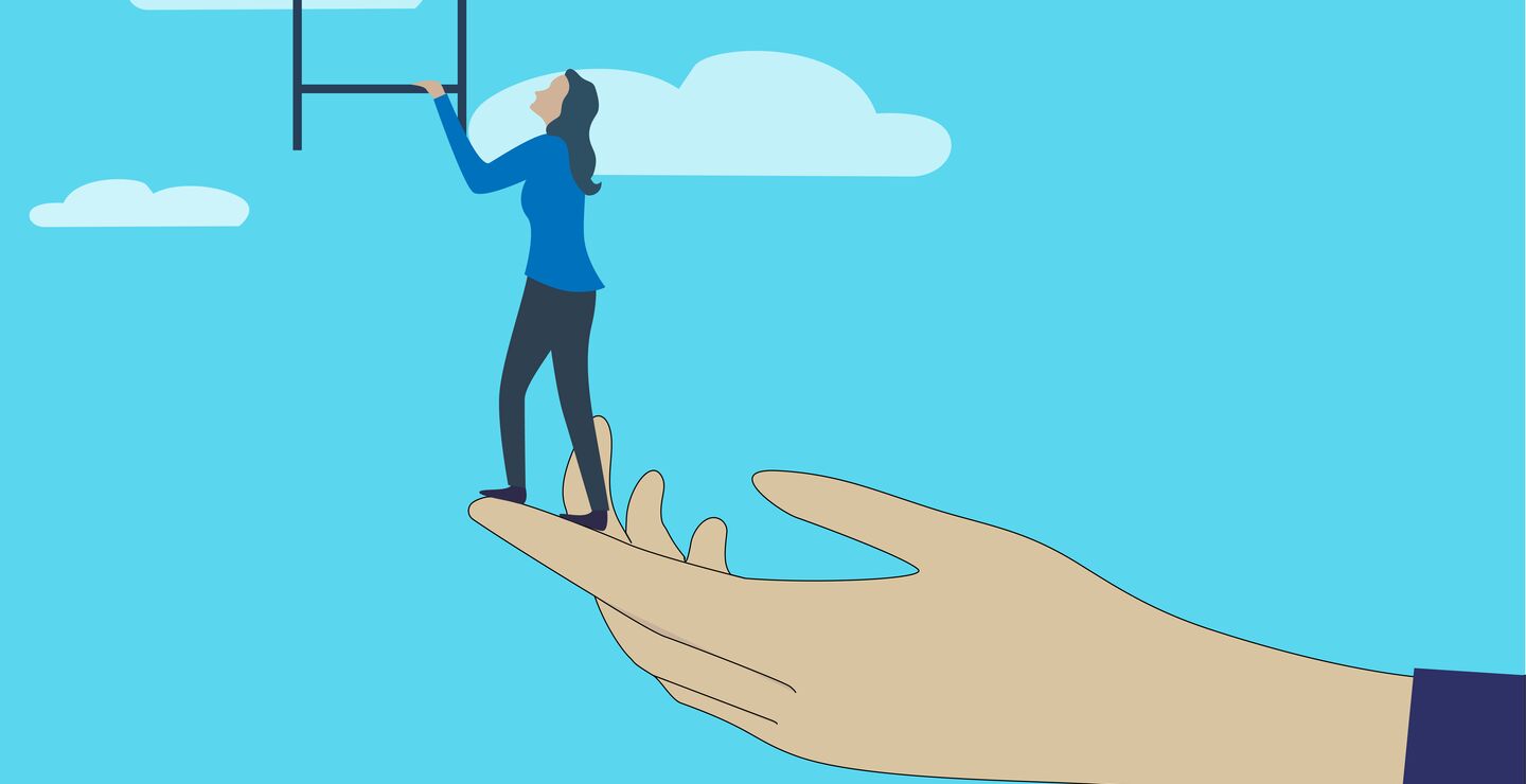 En stor hånd løfter en kvinne opp til en stige