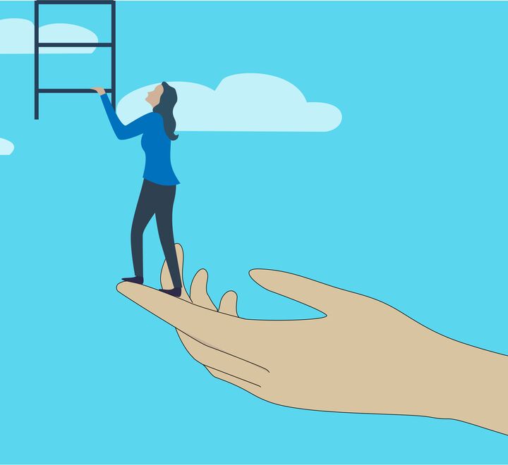 En stor hånd løfter en kvinne opp til en stige