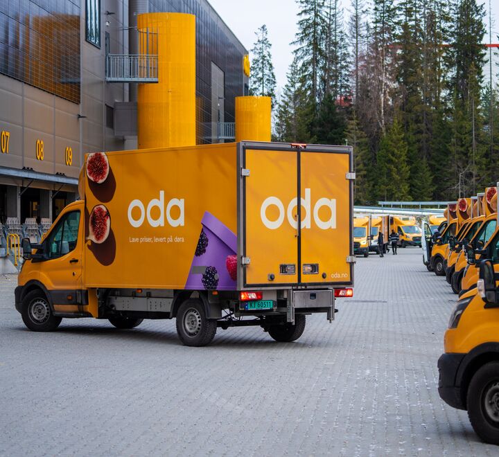 En varebil fra Oda står foran et varelager.
