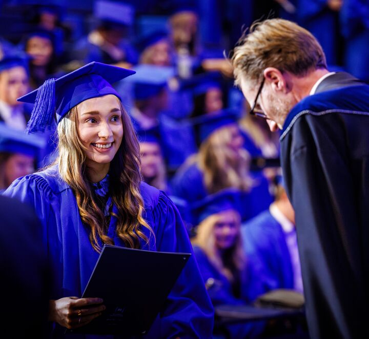 BI-student på graduering