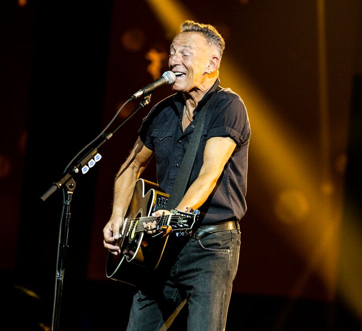 Bruce Springsteen på scenen med gitar