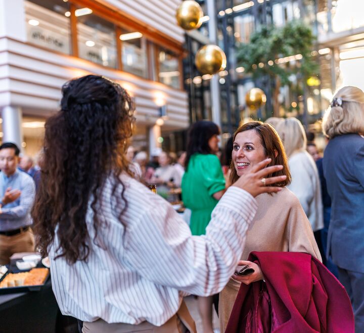 To som står og snakker sammen under Alumnidagen 2025