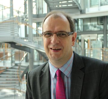 Picture of Ansgar Zerfass talking about communication departments.
