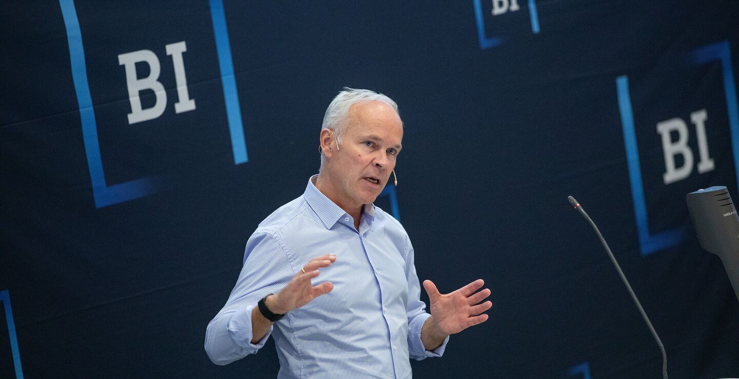 Finansminister Jan Tore Sanner har imidlertid valgt å forlenge og utvide en rekke kostbare tiltak som går på tvers av faglige råd, uten å dokumentere hvilke analyser og avveininger som er blitt gjort, skriver artikkelforfatterne. (Her avbildet fra da han gjestet BI under Karrieredagene i 2020).