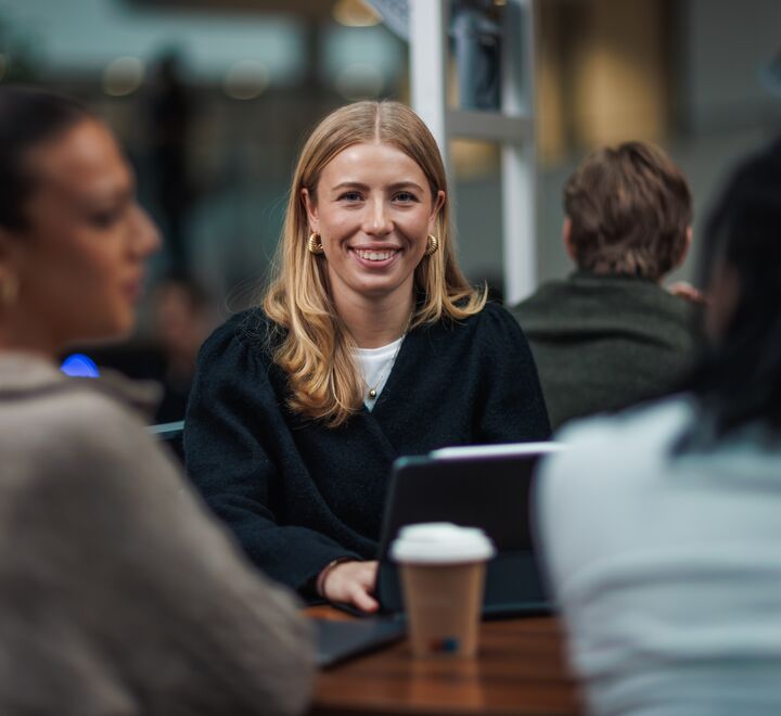 Bilde av tre damer som prater 