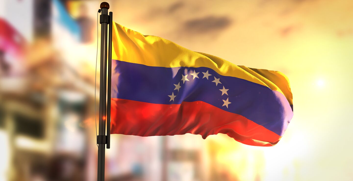 Har oljerikdommen ødelagt Venezuela? (Bildet av Venezuelas flagg)