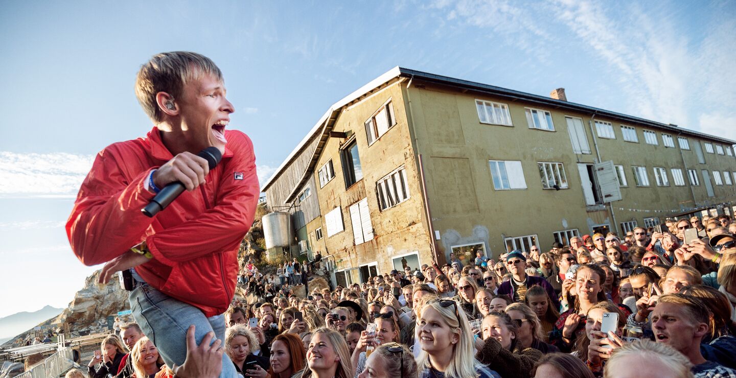 Sondre Justad holder konsert foran Trevarefabrikken i Henningsvær. Stedet har oppnådd mye gjennom samlokalisering og samskaping.