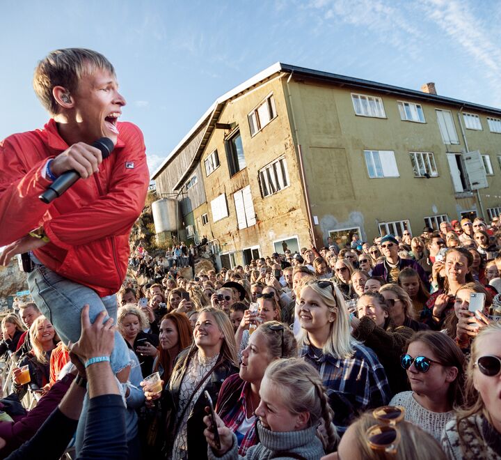 Sondre Justad holder konsert foran Trevarefabrikken i Henningsvær. Stedet har oppnådd mye gjennom samlokalisering og samskaping.