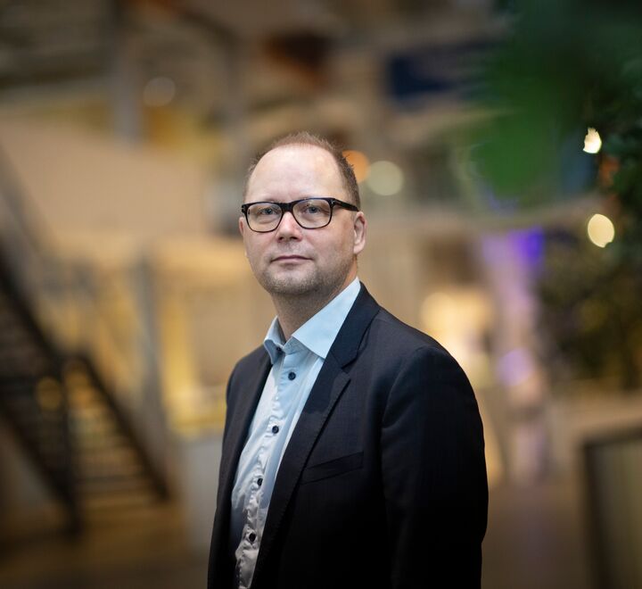 Covid-19 gir høy grad av kompleksitet og usikkerhet, og feil vil begås. Ledere i helsesektoren må derfor være bevisst på hvordan de kan kombinere utnytting av etablert kunnskap med utforsking av ny kunnskap, skriver Bjørn Erik Mørk (bildet).