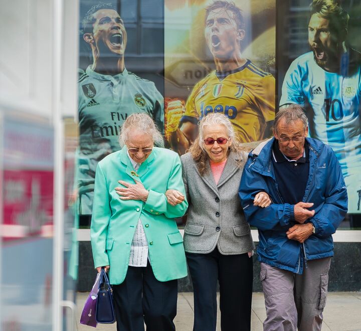 Bevegelse og aktivitet øker risikoen for at noe går galt, særlig når man er gammel. Men den risikofrie passiviteten er også skadelig, hevder Øyvind Kvalnes. (Foto:  Philippe Leone on Unsplash)