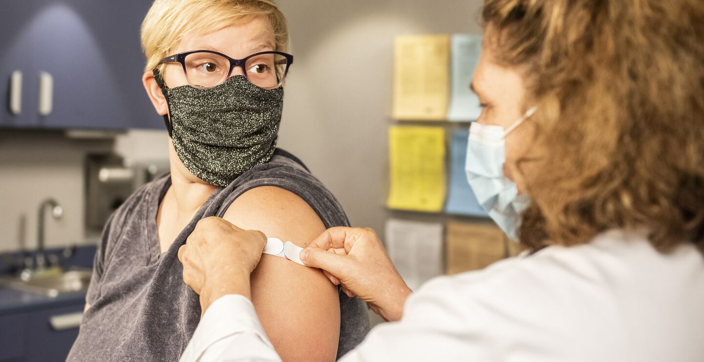  Bruk av virusvektorvaksiner i en knapphetssituasjon vil innebære positive eksterne virkninger ved at pandemien kan slås ned raskere, og smitteverntiltak kan lempes på tidligere, skriver kronikkforfatterne, begge medlemmer av ekspertutvalget som har vurdert Janssen- og AstraZeneca-vaksinene.   Foto: Centers for Disease Control and Prevention (CDC), Unsplash.com).
