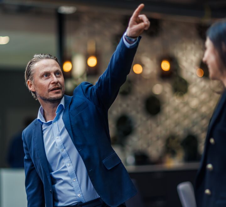 Bilde av en mann som peker mot himmelen