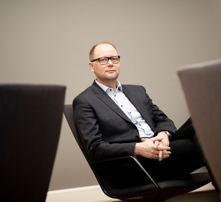 Når ledere deler med sine medarbeidere tilbakemeldinger de har fått tidligere, kan dette gi større effekt for psykologisk trygghet enn hvis de spør om å få nye tilbakemeldinger, skriver Bjørn Erik Mørk (bildet). 
