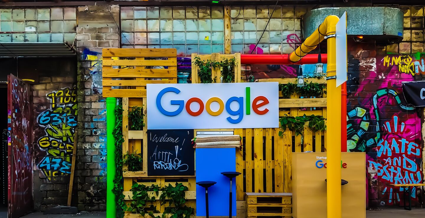 Google-logoen synlig utenfor en stand på en messe i Tyskland.