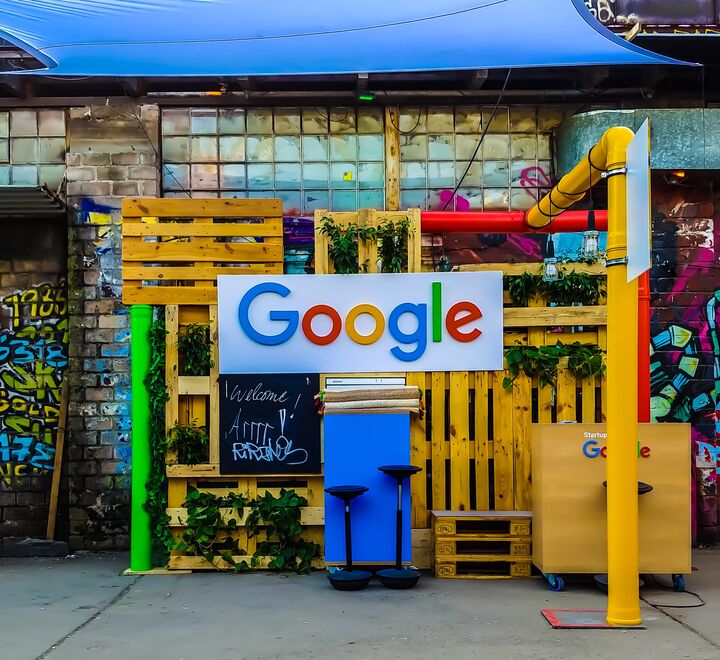 Google-logoen synlig utenfor en stand på en messe i Tyskland.