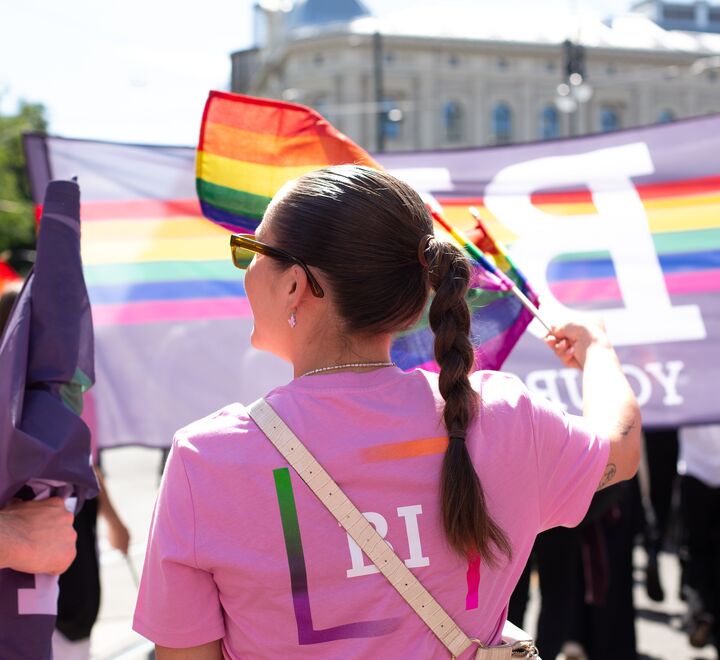 Jente som går med BI i Pride-paraden 2025