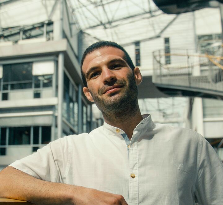 To studenter snakker sammen