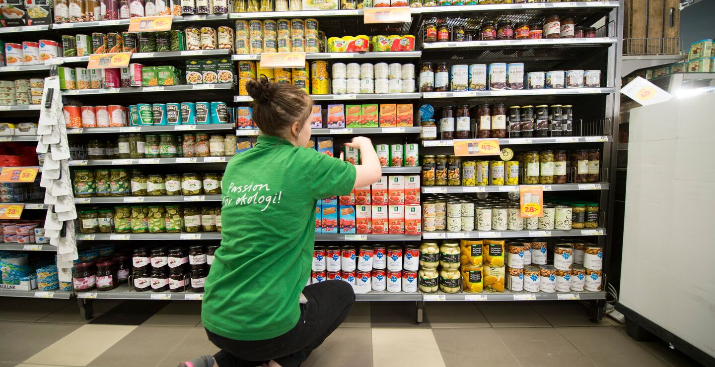 Store medlemseide organisasjoner, som Coop, som gjennom sine tiltak over tid har bidratt til å redusere, og i praksis til dels fratatt det enkelte medlem sin innflytelse, skriver Frode Solberg. Her bildet av en ung medarbeider i en Coop butikk. (Foto: Fredrik Sandberg/TT).