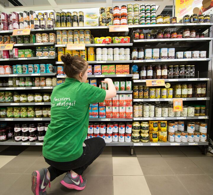 Store medlemseide organisasjoner, som Coop, som gjennom sine tiltak over tid har bidratt til å redusere, og i praksis til dels fratatt det enkelte medlem sin innflytelse, skriver Frode Solberg. Her bildet av en ung medarbeider i en Coop butikk. (Foto: Fredrik Sandberg/TT).
