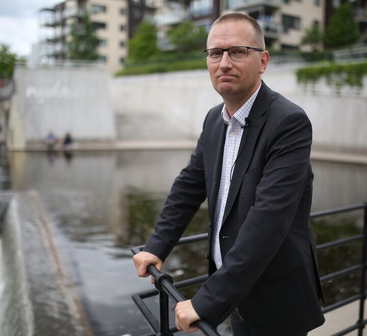 Filosof Øyvind Kvalnes (bildet) jakter på årsaker til finanskrisen på Island.