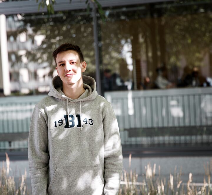 Smiling man with BI-hoodie