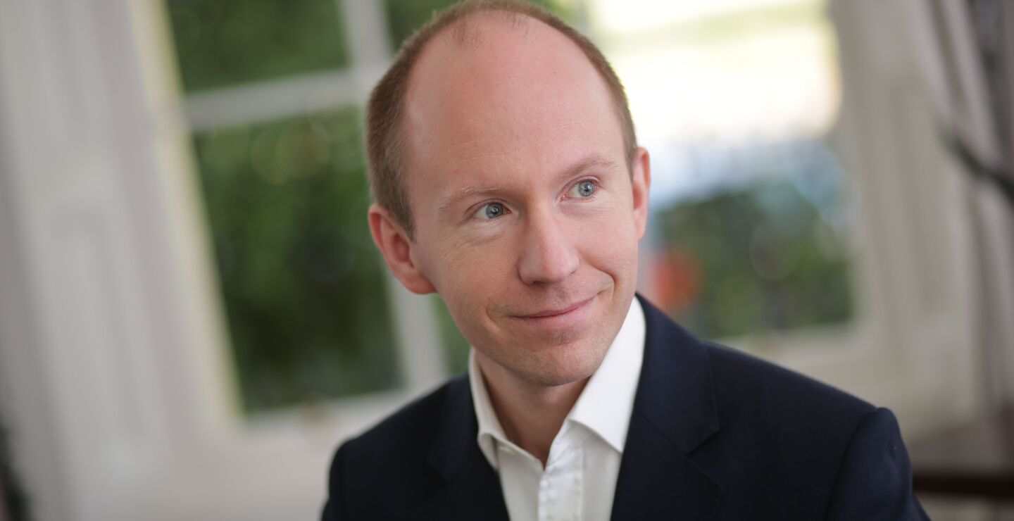 Samuli Knüpfer (bildet) har forsket på 1,3 millioner svenske menn for å finne ut hva toppledere har til felles.