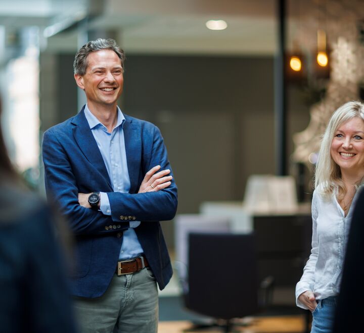 Bilde av en gruppe studenter i diskusjon