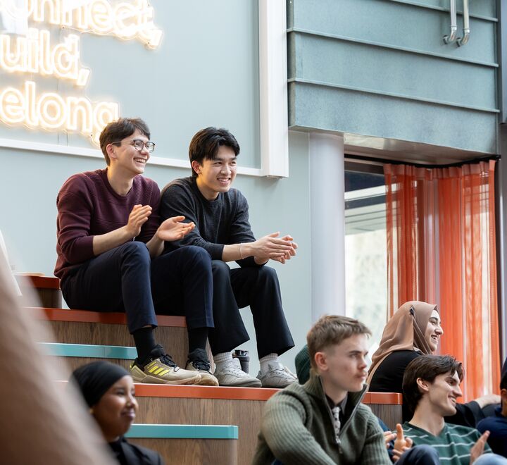 The Village - bilde av studenter