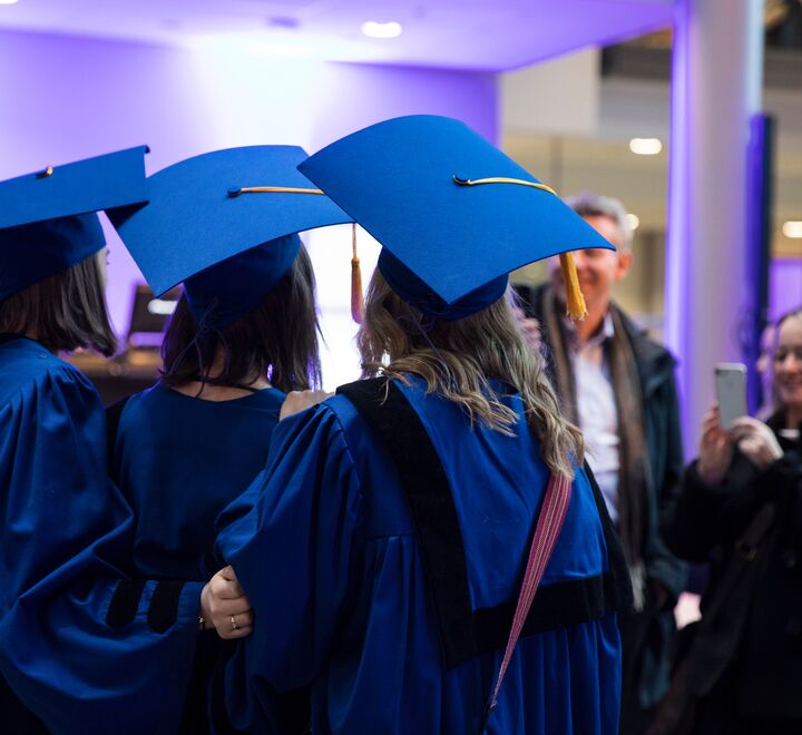 Bilde av to studenter fra vitnemålsutdeling