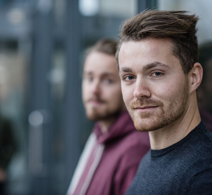 Portrettbilde av to mannlige studenter