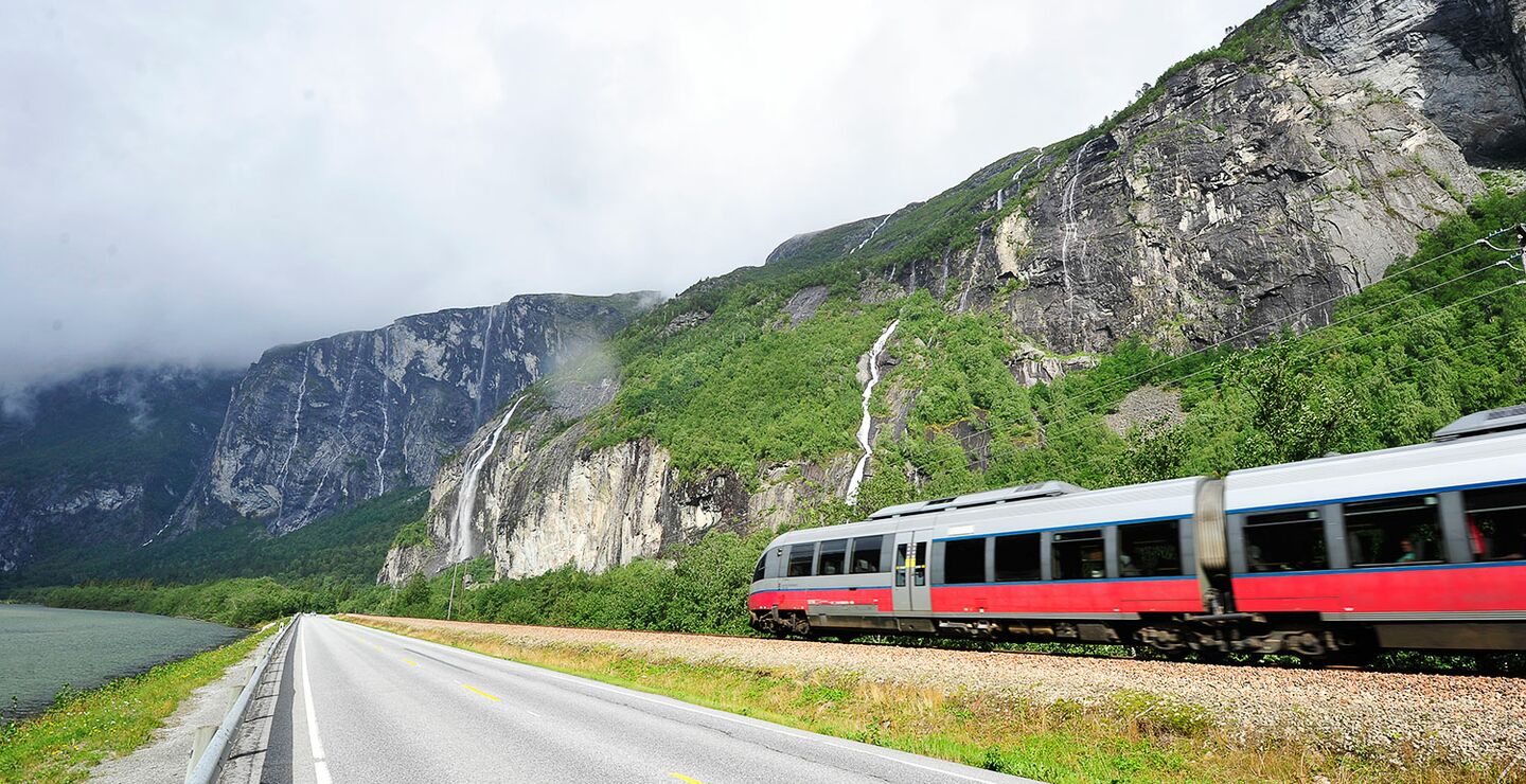 Bilde av Raumabanen med fjell