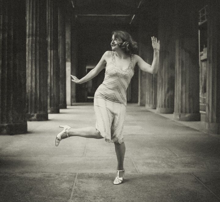 Woman from the 1920s dancing the Charleston Dance