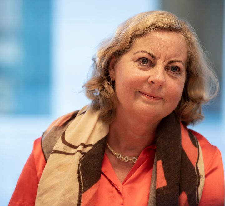 Berit Svendsen (bildet), ny leder av Vipps, snakker om hva hun har lært om ledelse under Åpent Forum med Gudmund Hernes på Handelshøyskolen BI. Foto: Hanna Kristin Hjardar, VG.