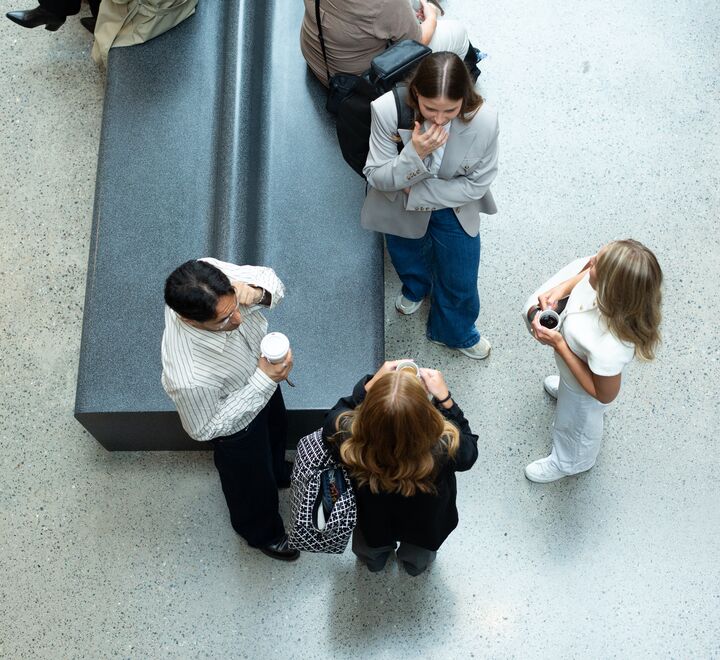 Studenter som står og mingler