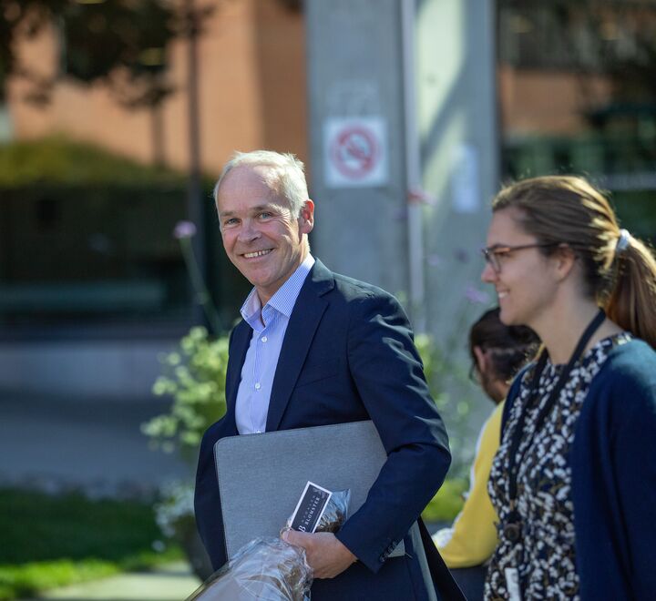 Politisk ledelse i Finansdepartementet synes å ønske en omkamp om den operasjonelle forvaltningen av SPU – Oljefondet – bør ligge i Norges Bank eller ikke.  Her bildet av finansminister Jan Tore Sanner.