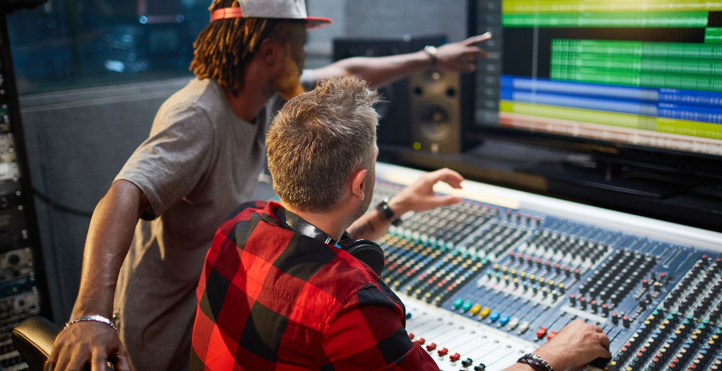 To lydteknikere i studio