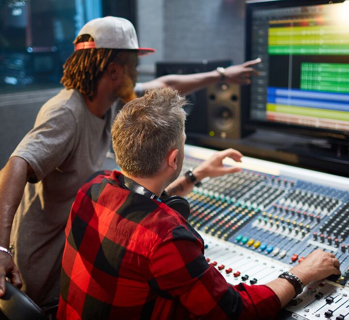 Hvilke konsekvenser får digitaliseringen for musikkbransjen, spør Audun Molde. (Illustrasjonsbilde av noen som produserer musikk.