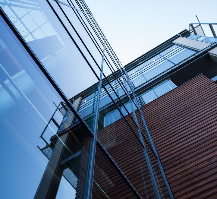 Nærbilde av glassvinduene til campus Oslo