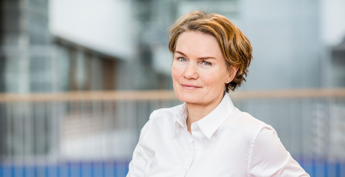 Professor Caroline Dale Ditlev-Simonsen (bildet) presenterer et eksempel på hvordan bedrifter kan påvirke kunden til å ta valg som er bra både for samfunnet og for lønnsomhet. 