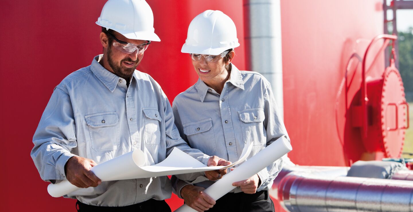 Bilde av to arbeidere på en byggeplass.