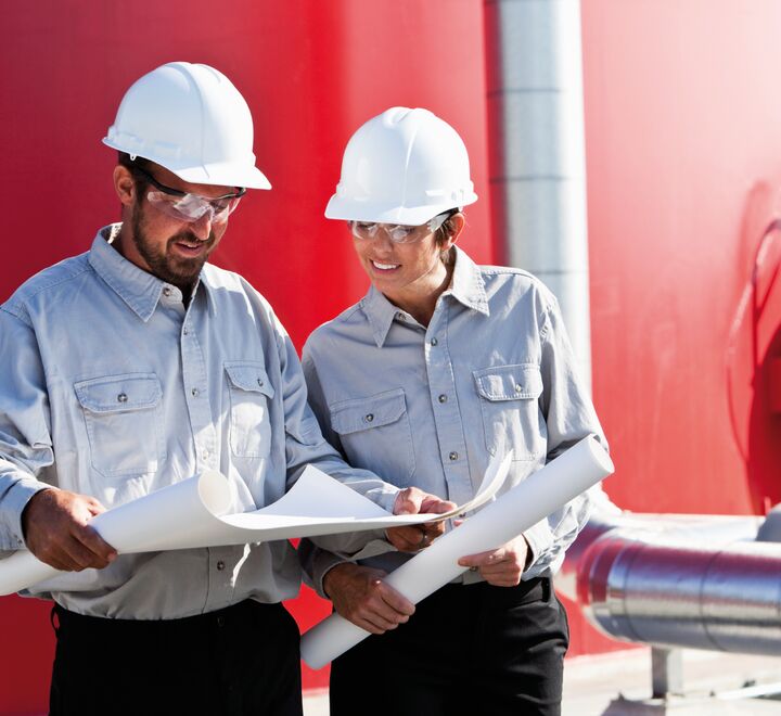 Bilde av to arbeidere på en byggeplass.