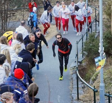 Mann blir heiet på mens han løpet opp en bakke