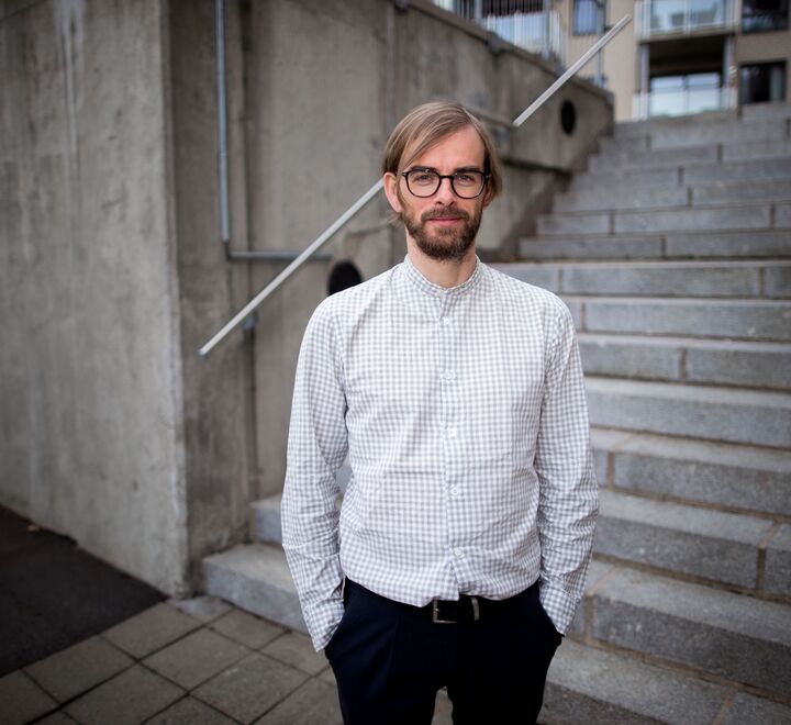 Professor Benny Geys ved Handelshøyskolen BI har undersøkt om terrorisme påvirker tilliten vi har til hverandre i samfunnet. 