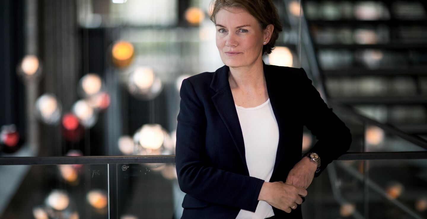 Overgang fra glødepærer til LED belysning er ett viktig bidrag til bærekraft, skriver professor Caroline D Ditlev-Simonsen (bildet).